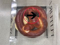 黄油红豆碱水结-HOT CRUSH趁热集合·现烤面包(环球港店)
