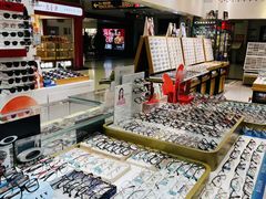 -美式眼镜·授权蔡司.依视路.尼康.豪雅.明月(人民广场店)