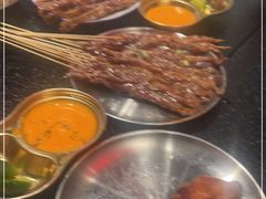 -何妹湿辣牛肉·粤式烧烤砂煲(桂雅路店)