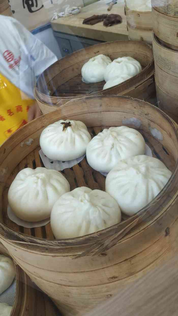 名仕包子-"简简单单的店铺,排对的还是很多的,口味独.