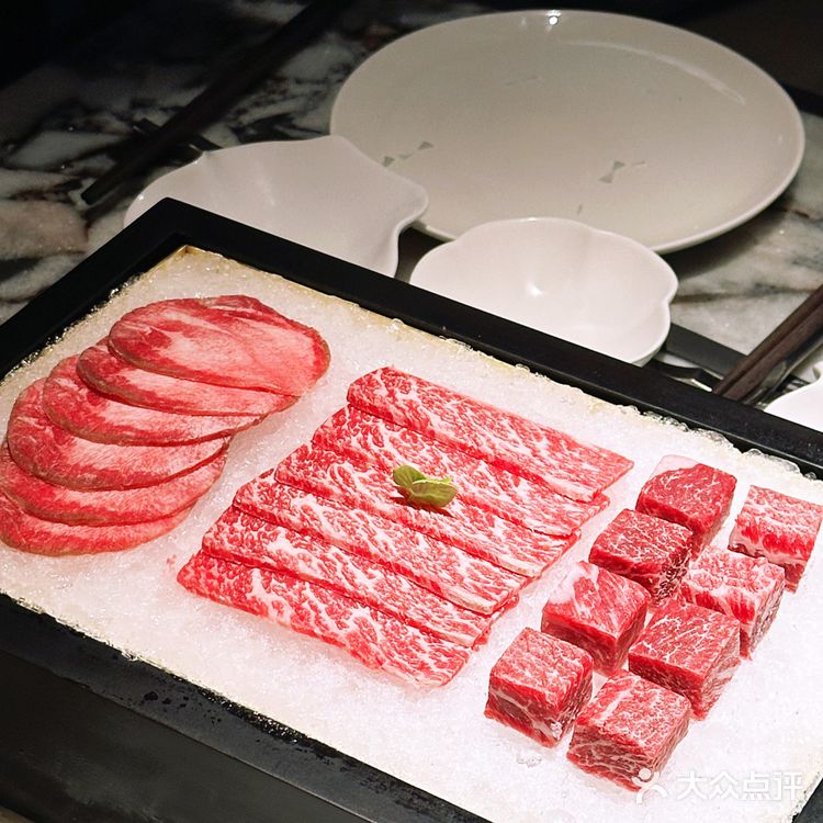 在上海的繁华地带，有一家独特的初筵火锅