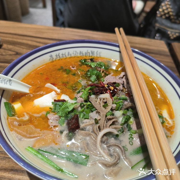 光谷小吃街的生烫米线太绝了[色]