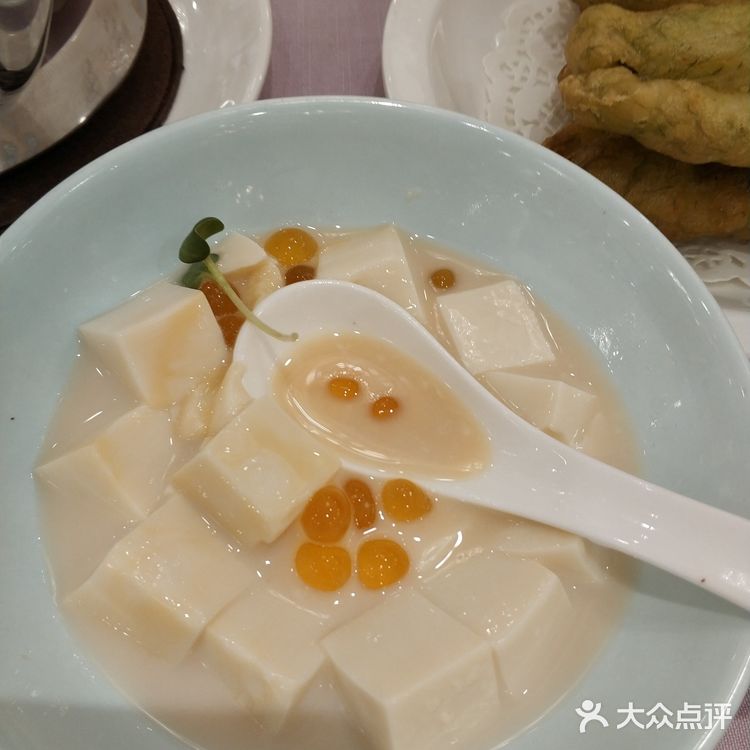 肉质紧实，好吃。叉烧酥我的最爱，外皮酥软