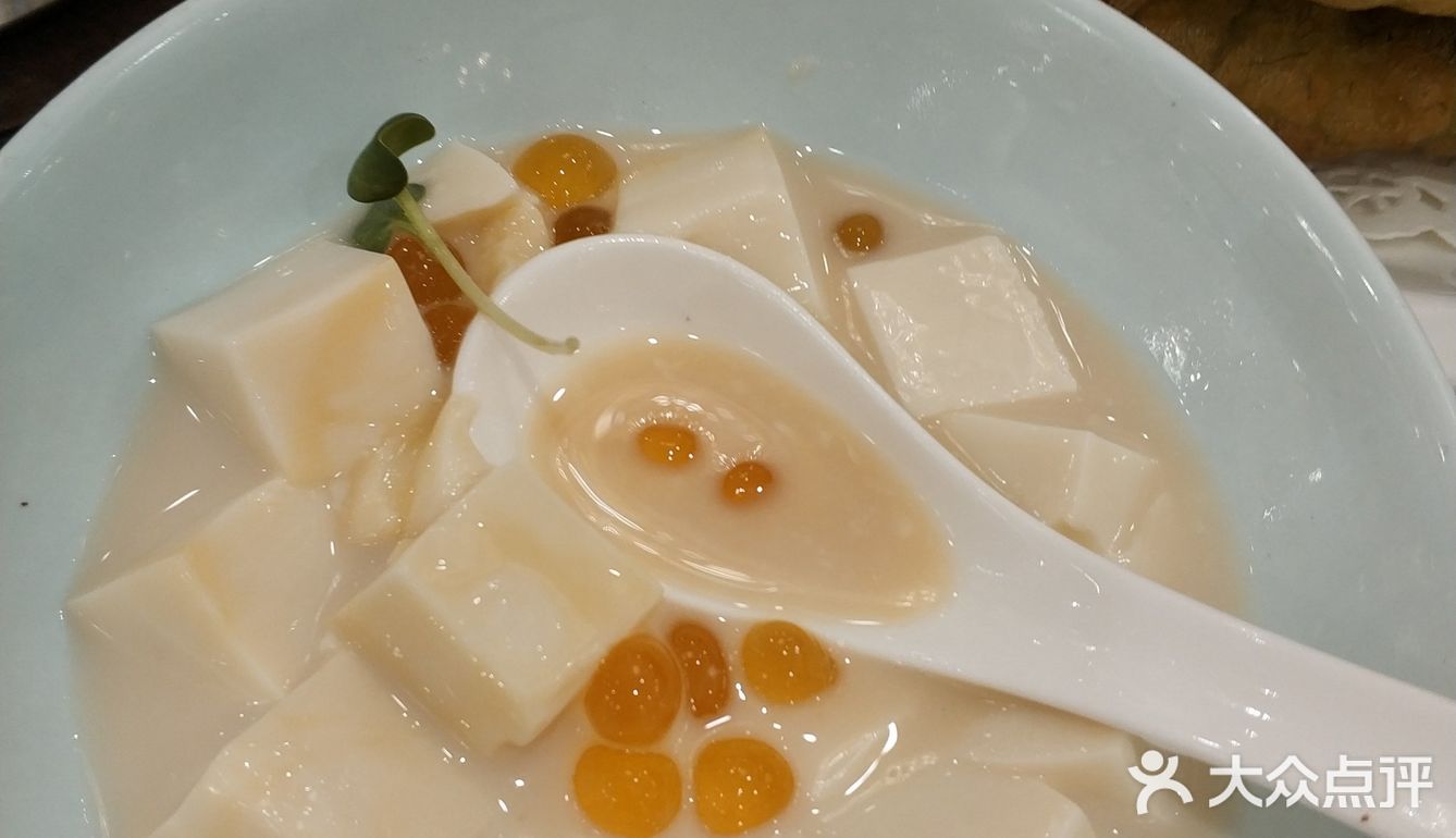 肉质紧实，好吃。叉烧酥我的最爱，外皮酥软