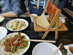 吊烧肉卷饼-我去·春饼文化主题餐厅(国定路总店)