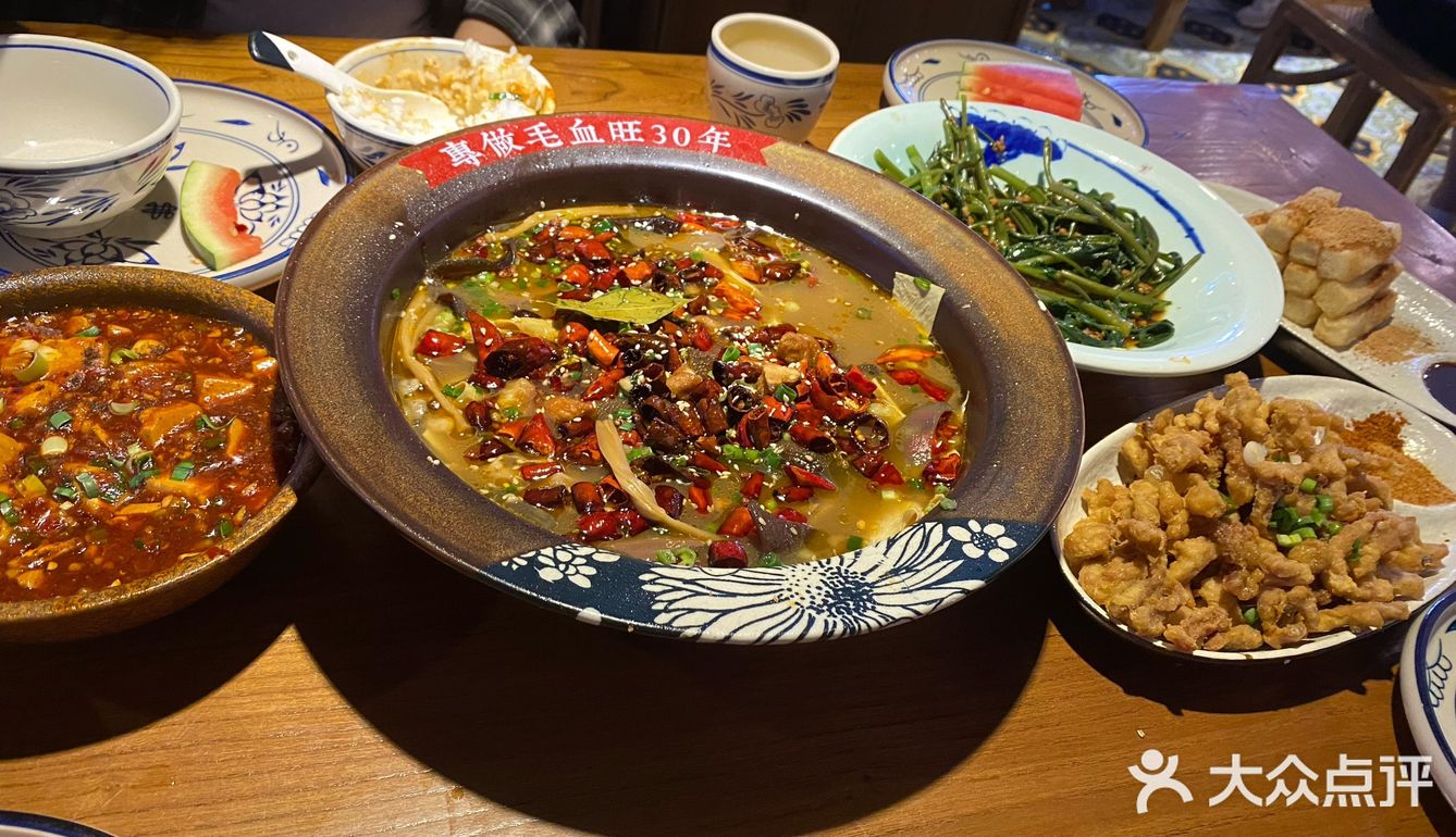 糍粑豆腐酥肉空心菜都很好吃 毛血旺味道一般八有点淡