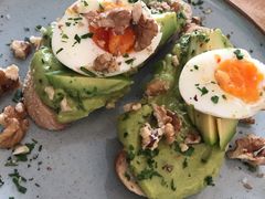 牛油果煮蛋吐司-RAC BAR(安福路店)