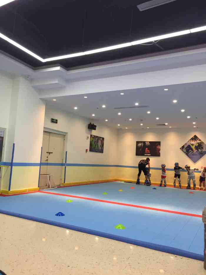 乐尚轮滑(恒一广场店)-"位于海曙恒一广场二楼,面积比较大,每个周.