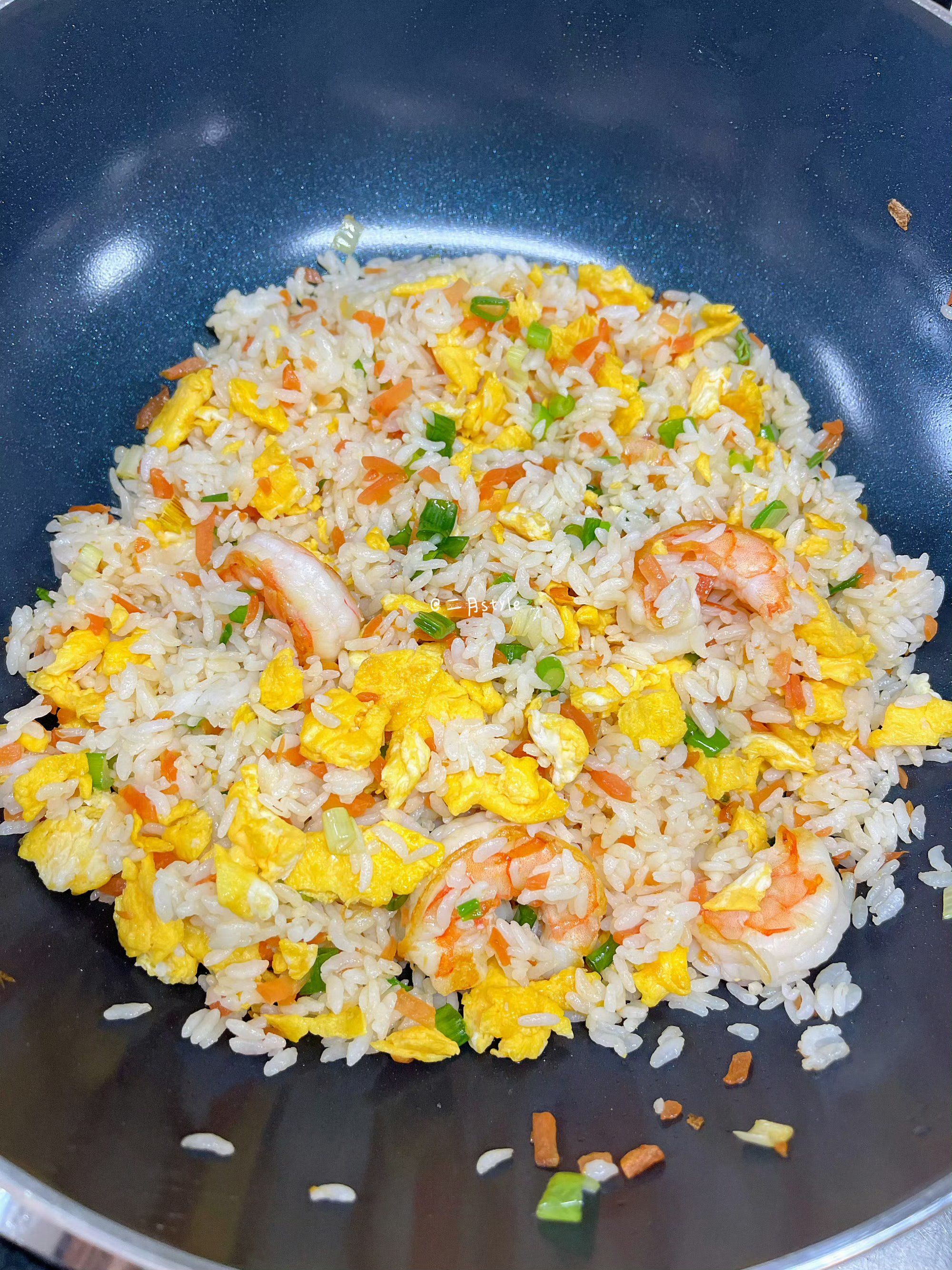 虾仁蛋炒饭,我喜欢葱多多放,特别香!