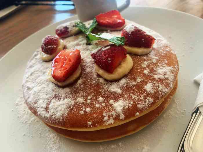 gloria jeans coffees kartika plaza-"这家咖啡厅离我们住的酒店很近