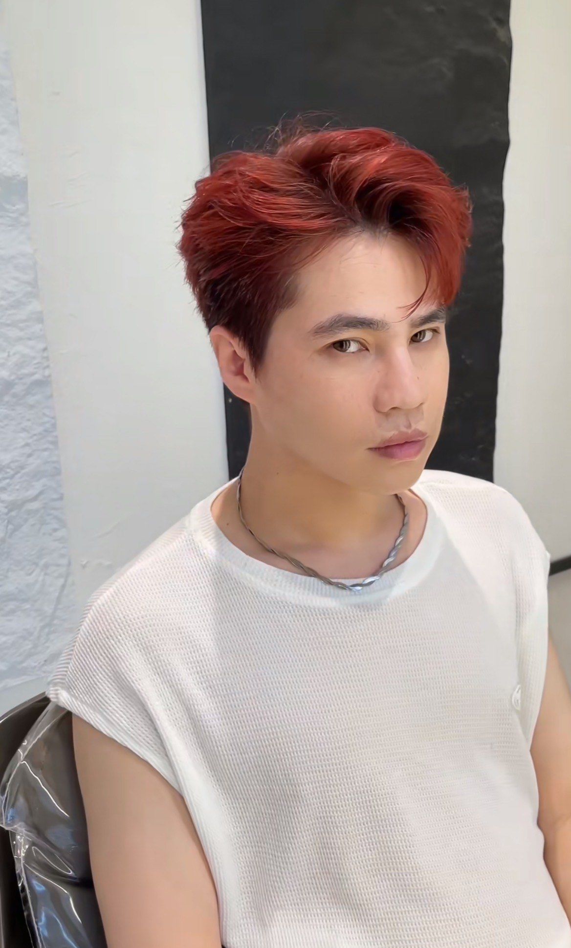 男生发色推荐橘红色
橘红色,适合这个季节的男生发色,阳光热情 奔放