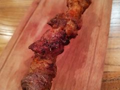 红柳羊肉串-阿里家·新疆烤肉酒場 by MIG