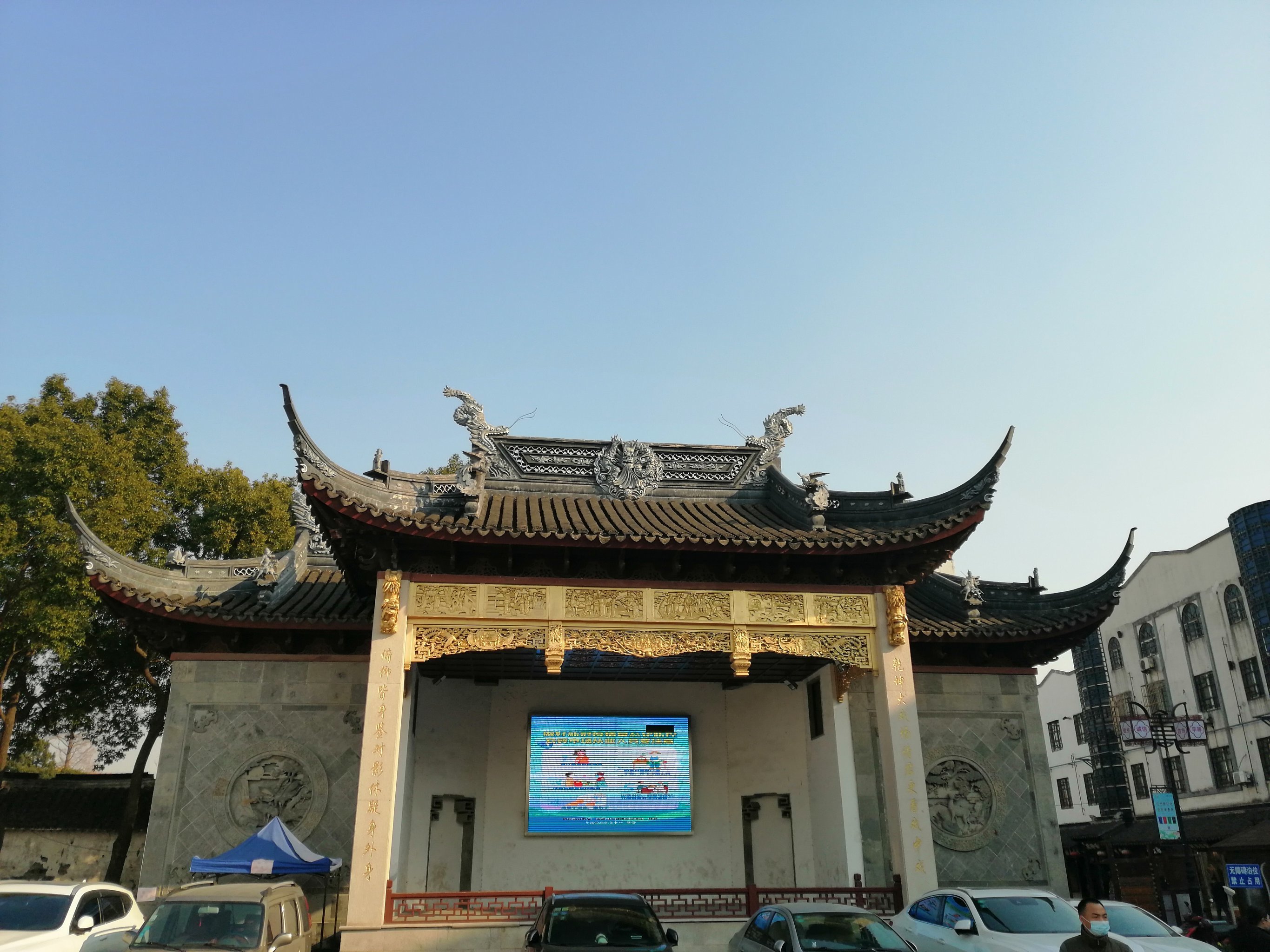 千灯古镇入口处有个仿古的戏台,用休闲卡在