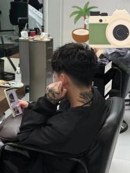 -一家只做男发烫染的店