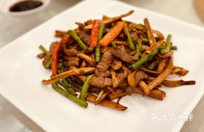 Beef Stir-fried with Tree Mushroom