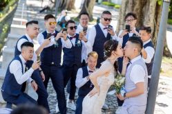 -现代经典婚纱摄影