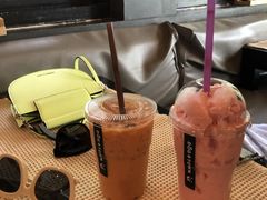 泰式奶茶加冰淇淋-Dog in Town Ekkamai
