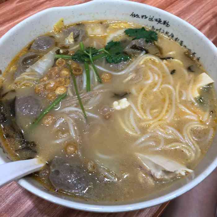点了一个招牌一个牛肉丸的,说实话味道一般般吧,汤底看着挺浓郁的