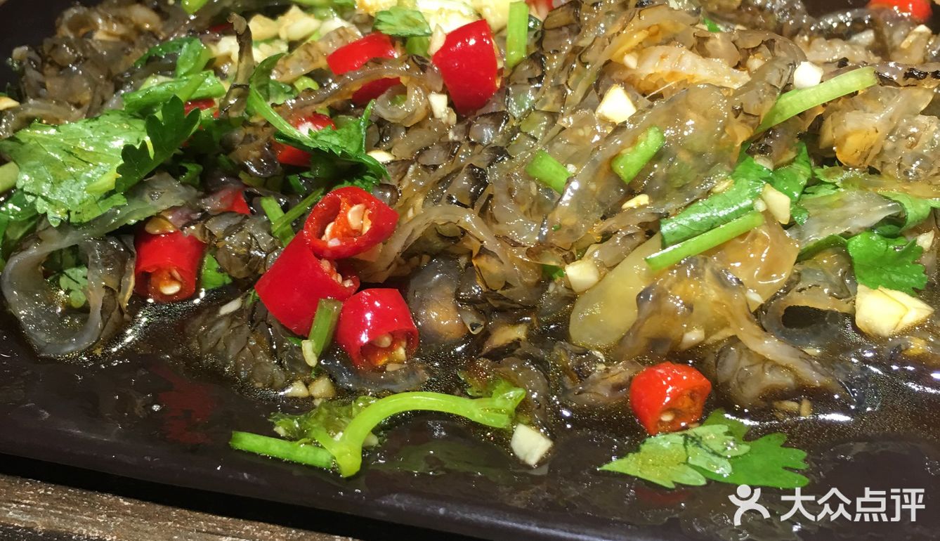 包房里没有人，简单看了一下，韩式的小桌子
