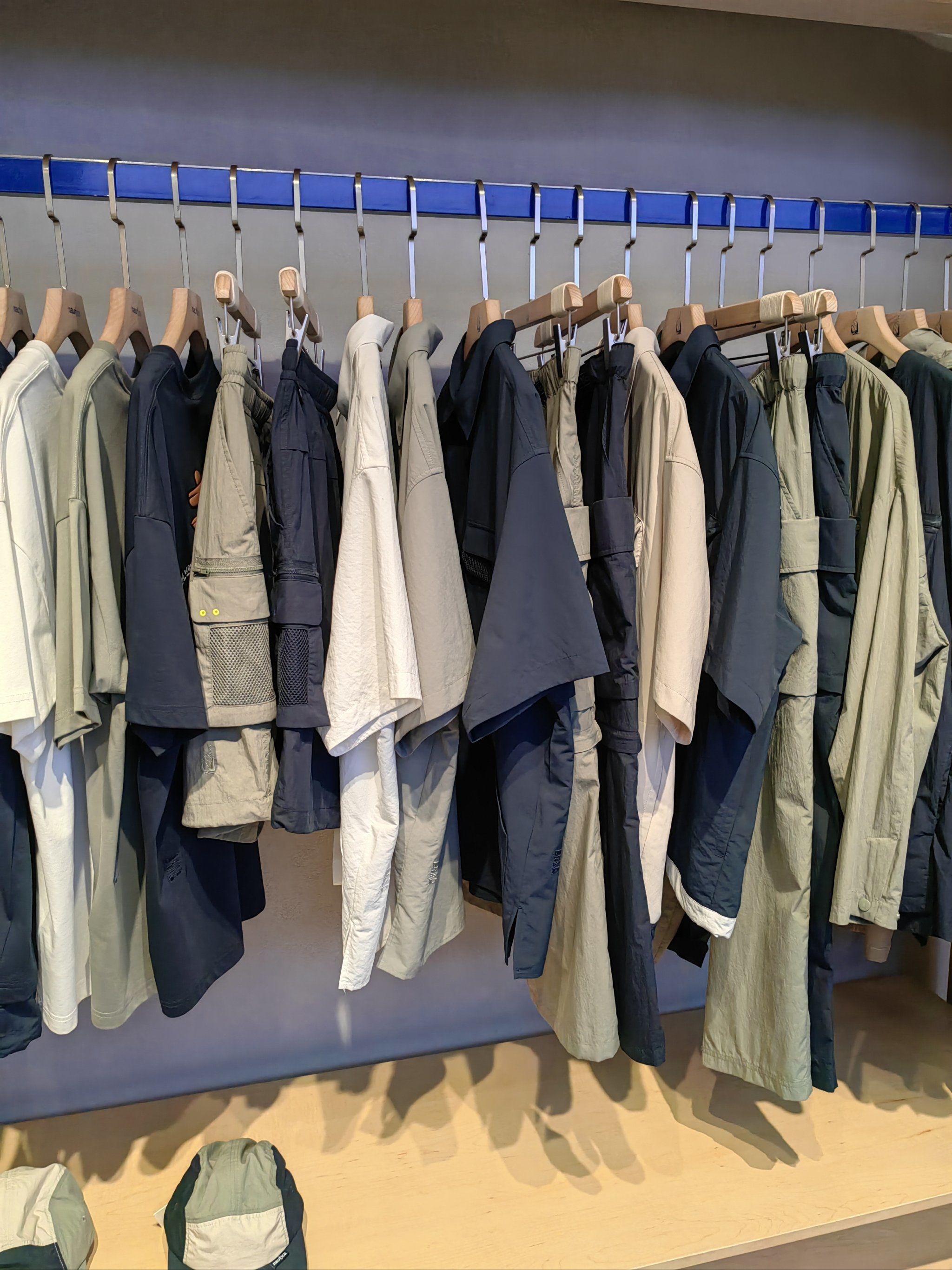 进去转转,面料舒适,价格相宜,白t,卫衣真系好啱我[偷笑]可惜女装少点