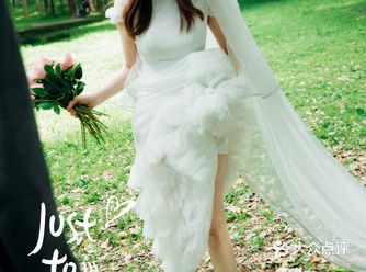 静悄悄地,转瞬即逝,却被精妙捕捉。看到婚纱照