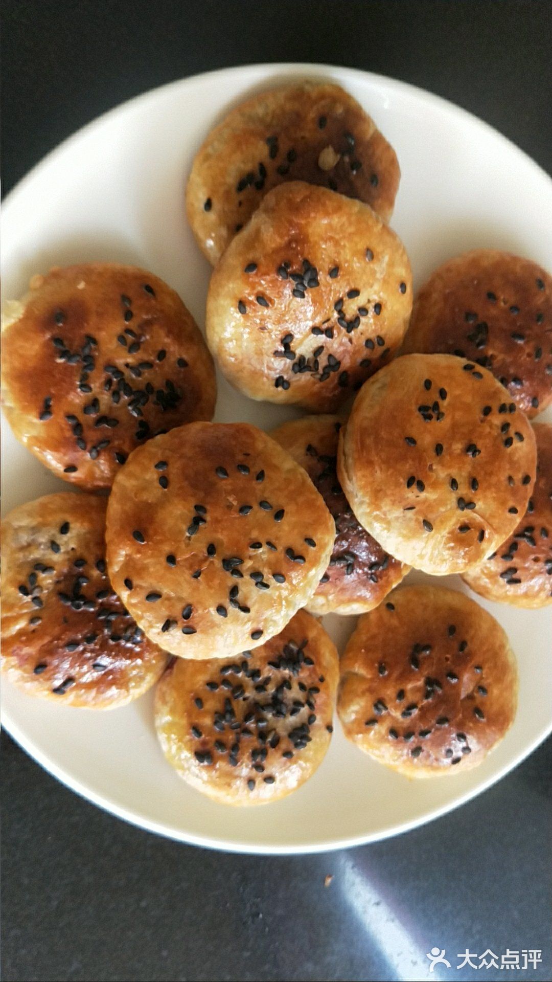 因紫薯馅料是熟的 所以紫薯饼烤略焦黄就好出炉了