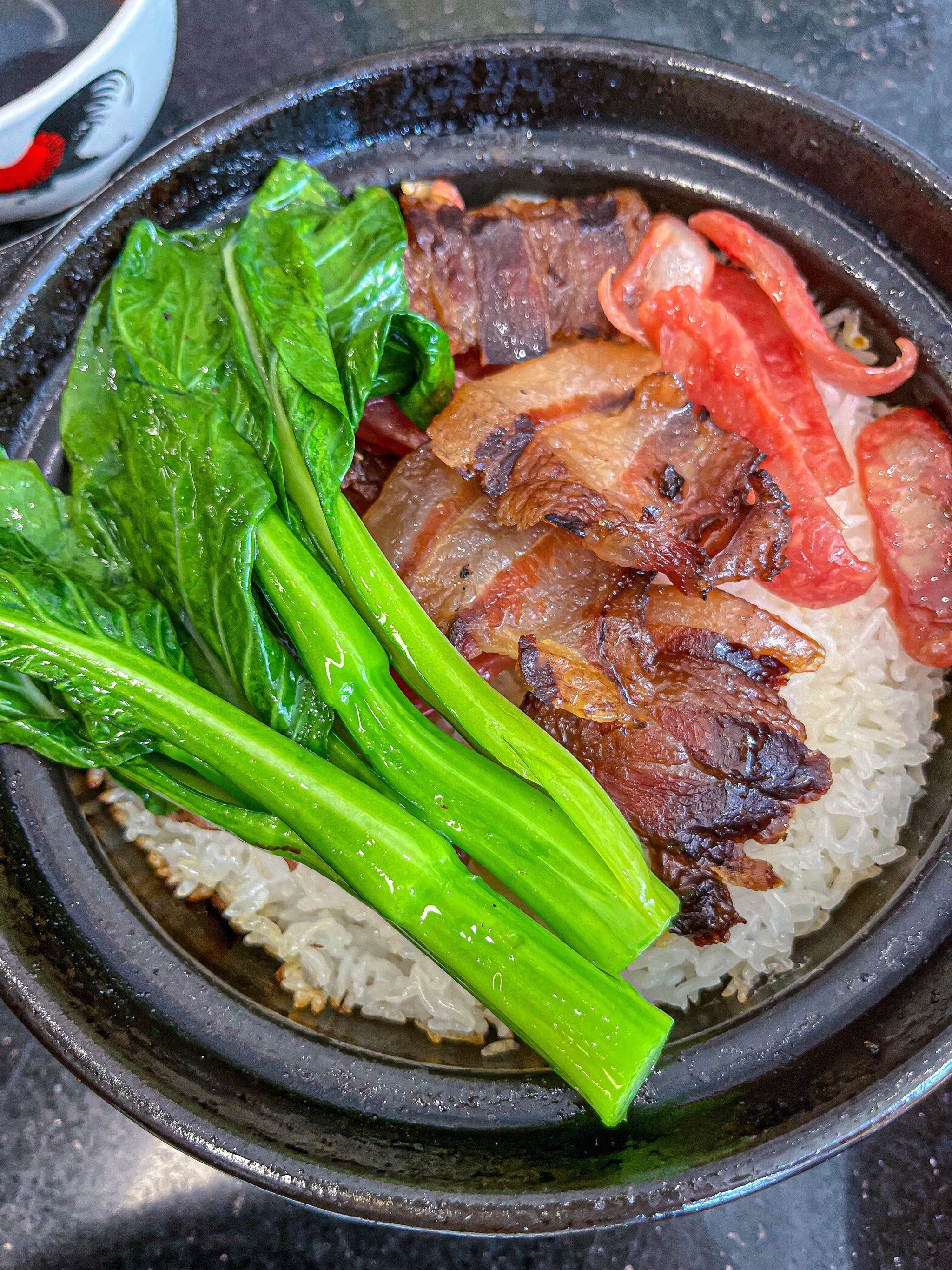 座位也不拥挤
赶上饭点儿人还挺多的

「港式腊味煲仔饭」
煲