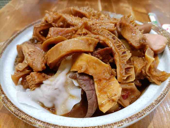 食在牛三洲牛杂-"店子在国金街负二楼,有好几张小桌子,但是.