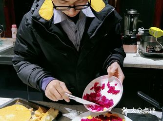 这一次爸爸做了一个爱心蛋糕哟