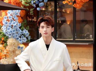 踏入港汇恒隆广场，我们仿佛被一片璀璨的花海吸引