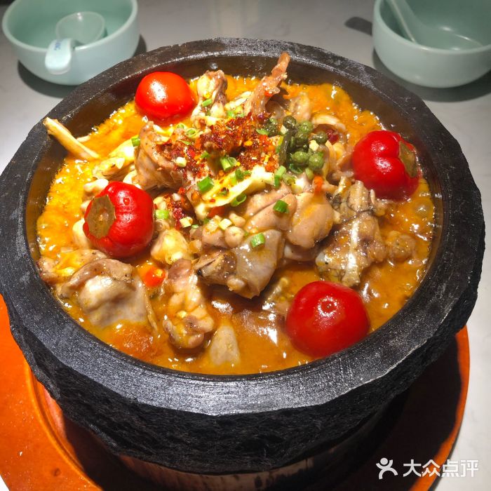 异鄉辣椒炒肉石锅泡椒美蛙图片
