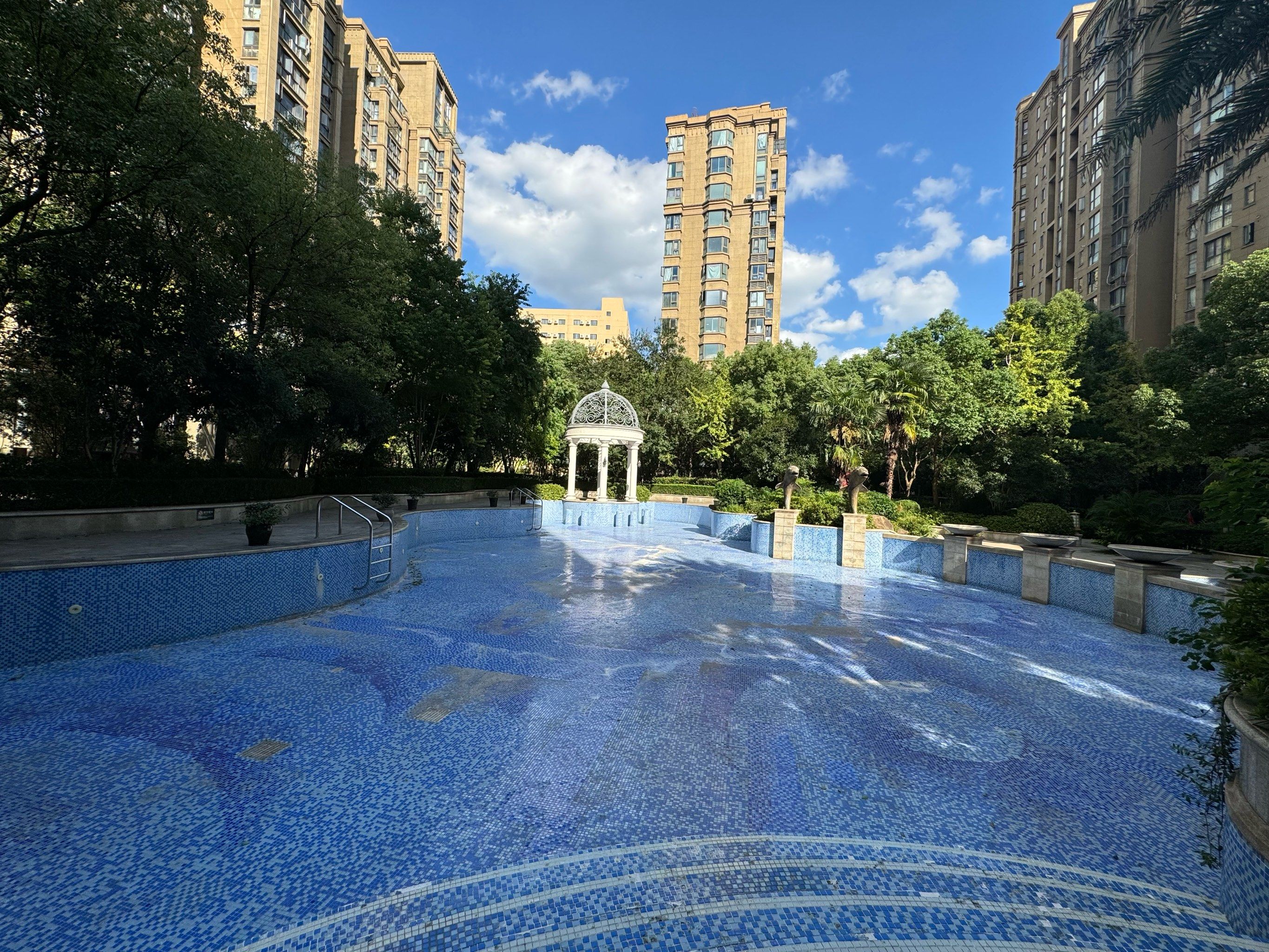 现在小区泳池都是用来摆设