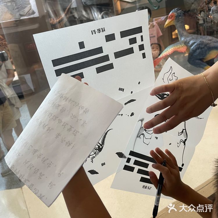 今天带小朋友溜达了一下上海自然博物馆 感慨有二：