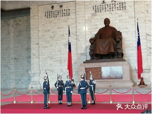 整齐划一，看的各国游客拼命摄影拍照