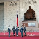 整齐划一，看的各国游客拼命摄影拍照