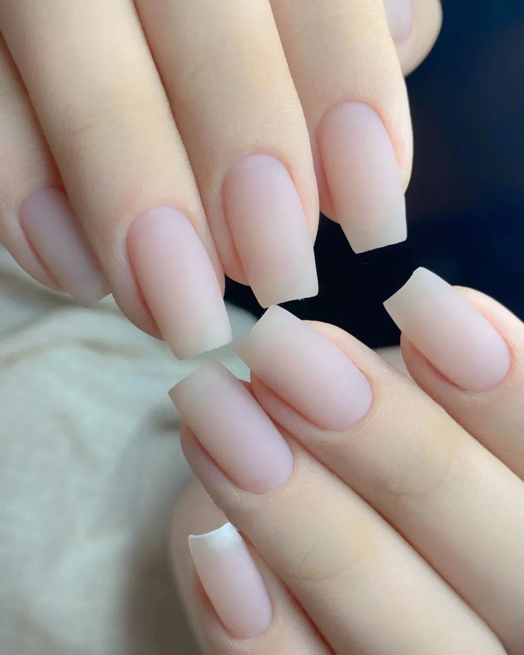 夏日磨砂美甲,闪耀指尖的低调奢华