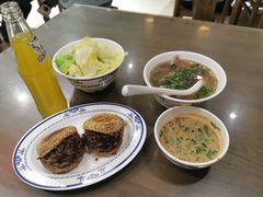 烧饼夹烧牛羊肉-老爆肚满五香烧牛羊肉