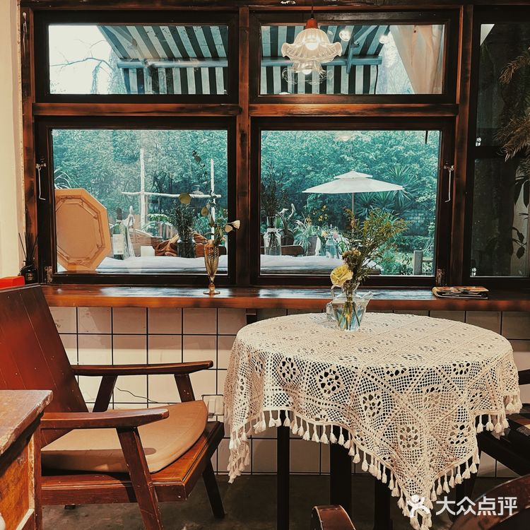 等车途中的乡村风咖啡馆-田也