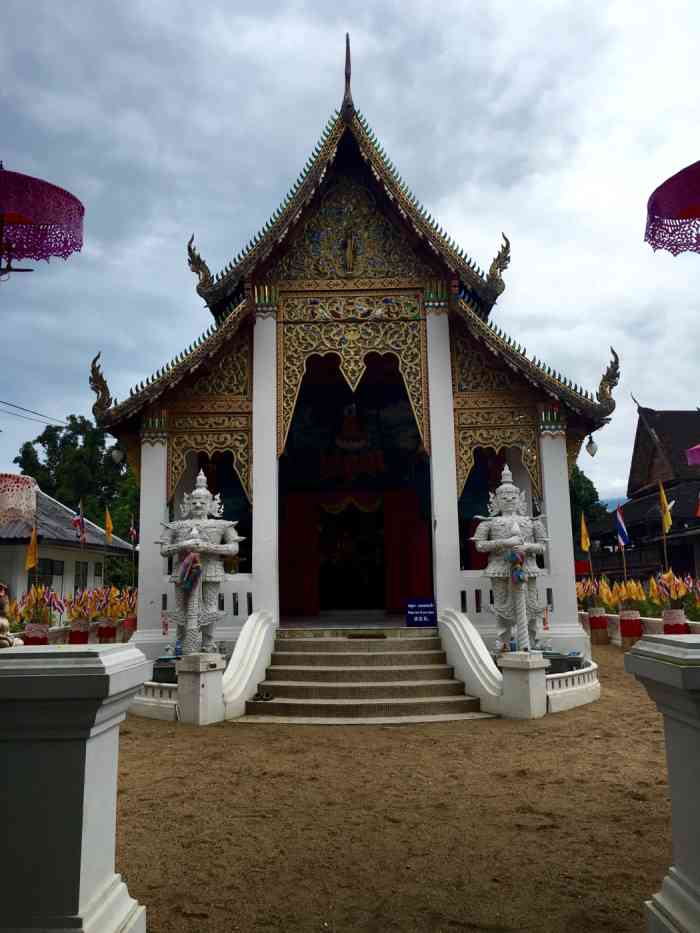 塞姆芒寺"古城的东南角,挨着清迈敬老院不远.庙宇很.