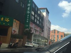 -沃尔玛上海田林店-地面停车场