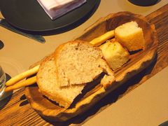 餐前面包-Carbon莫卡哆·意大利复古集市餐厅(杭州大厦店)