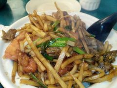 酸笋炒肥肠-红鼻子桂林米粉(金唐新光界店)