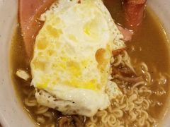 靚早餐配搭沙嗲牛肉腸蛋腿面-金华冰厅