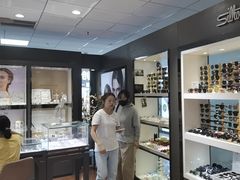 -黄益静眼镜行