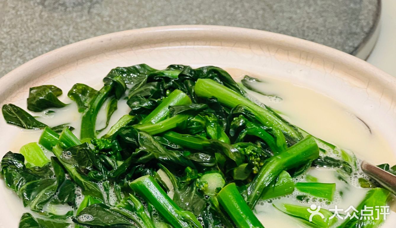 桌上有肉 杯中有酒