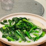 桌上有肉 杯中有酒