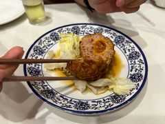 鸭蛋黄狮子头-春水锅贴·传统鲁菜(大明湖店)
