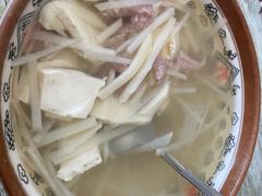 酸笋肉羹汤-津品味小吃(大学湾店)