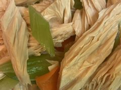 腐竹拌芹菜-清真吴记门钉肉饼·喜多利