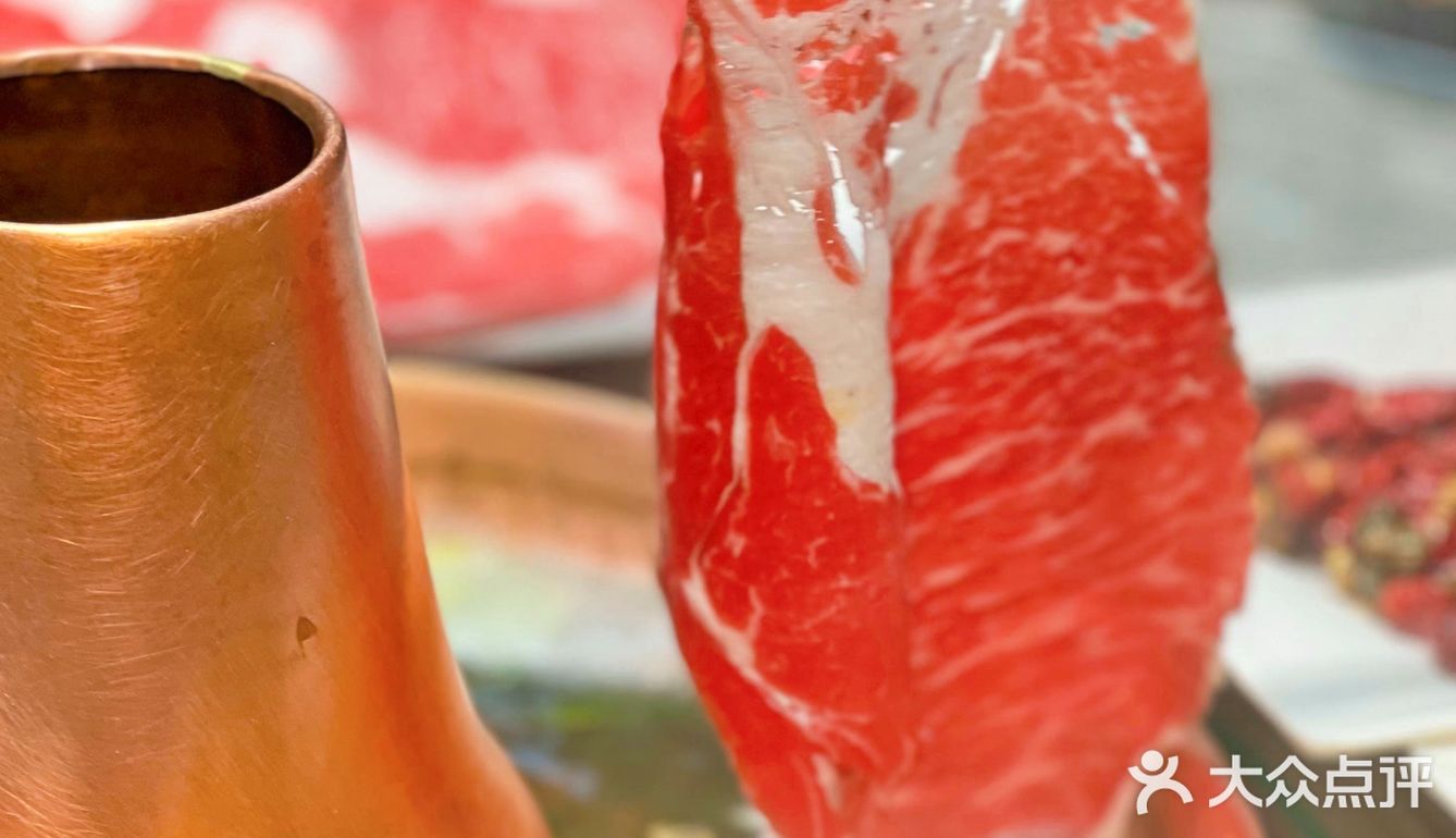 金刀铜锅涮肉绝对是不二之选 选上一盘上好的正宗的羊肉